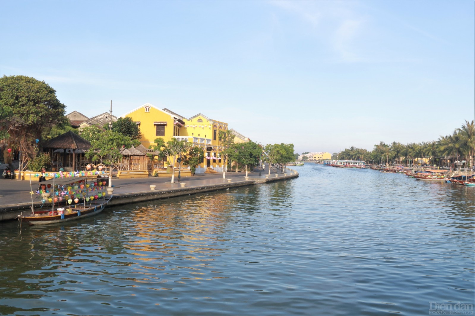 Dọc tuyến đường ven sông Bạch Đằng, những chiếc thuyền hoa năm yên ắng cả một ngày dài.