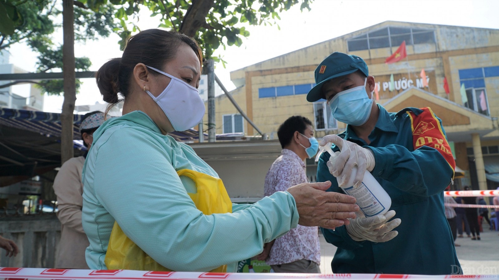 Hơn 400 tiểu thương kinh doanh tại chợ đều được xét nghiệm nhằm truy vết, ngăn chặn sự lây lan của dịch.