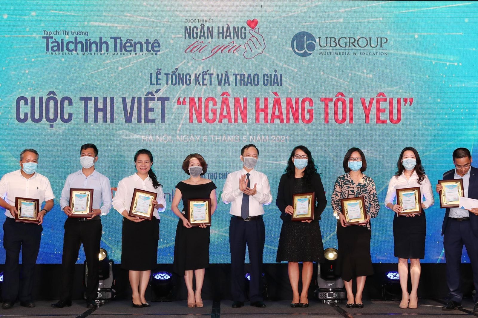 Ông Đào Minh Tú-Phó Thống đốc NHNN trao giải cho các tác giả viết về 