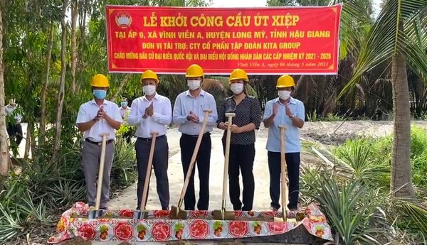 Các đại biểu thực hiện nghi thức động thổ khởi công công trình.