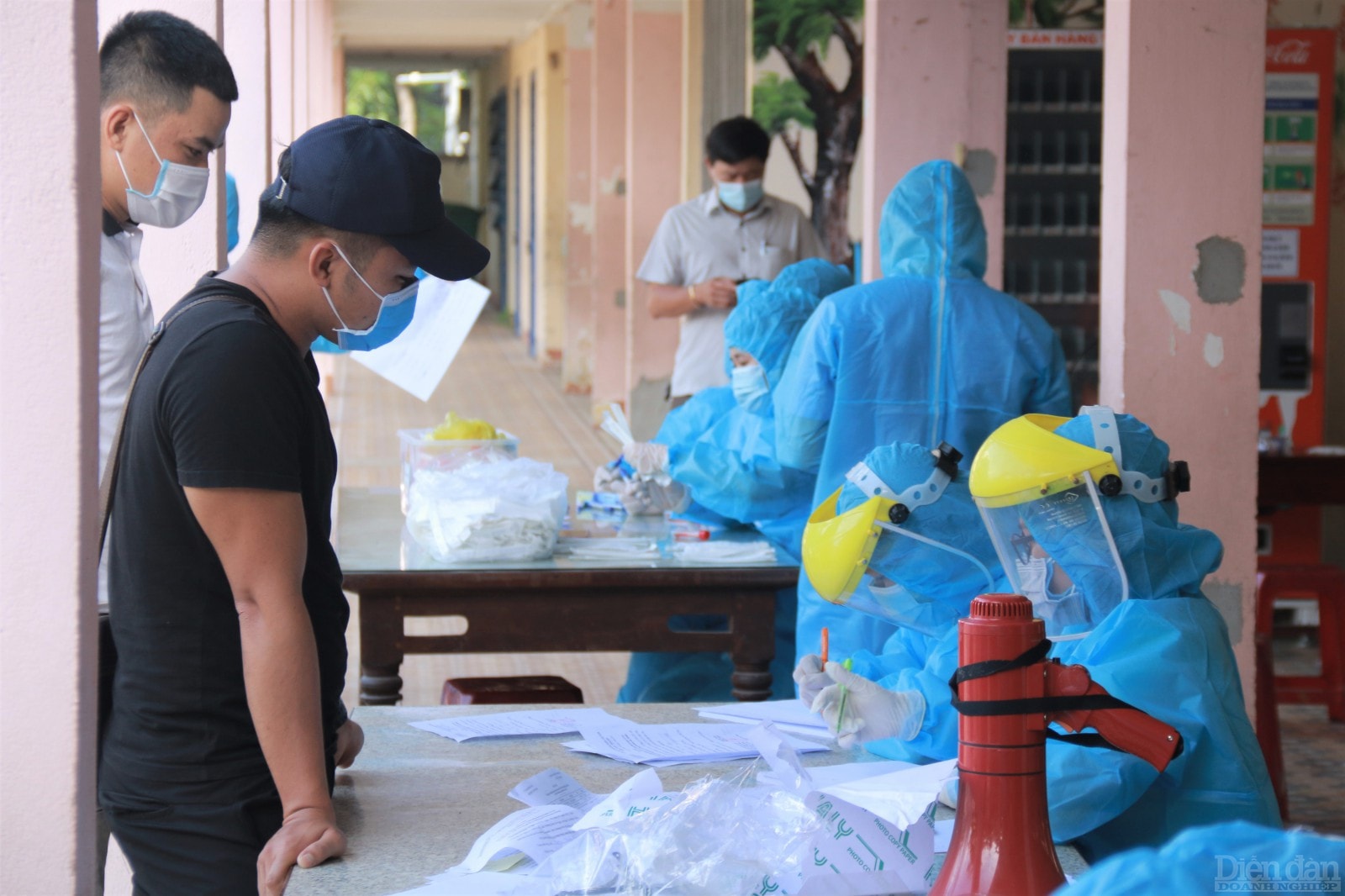 Vì phần lớn là người từ các địa phương đến, công tác lên danh sách gặp nhiều khó khăn.