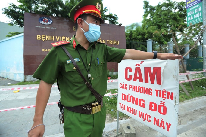 Lực lượng chức năng làm nhiệm vụ phong tỏa Bệnh viện K Tân Triều.