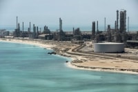 Khi Saudi Aramco “hạ mình” xin khất nợ!