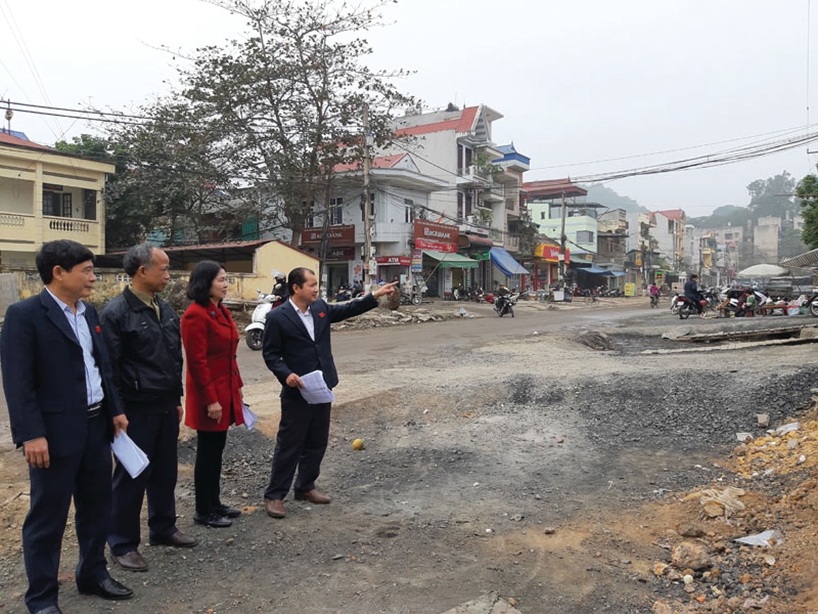  Vấn đề bồi thường GPMB là khâu khó, kéo dài trong quá trình thực hiện một dự án hiện nay. (Vận động giải phóng mặt bằng dự án mở rộng đường Hoàng Văn Thụ, Hòa Bình. Ảnh: Lê Chung) 