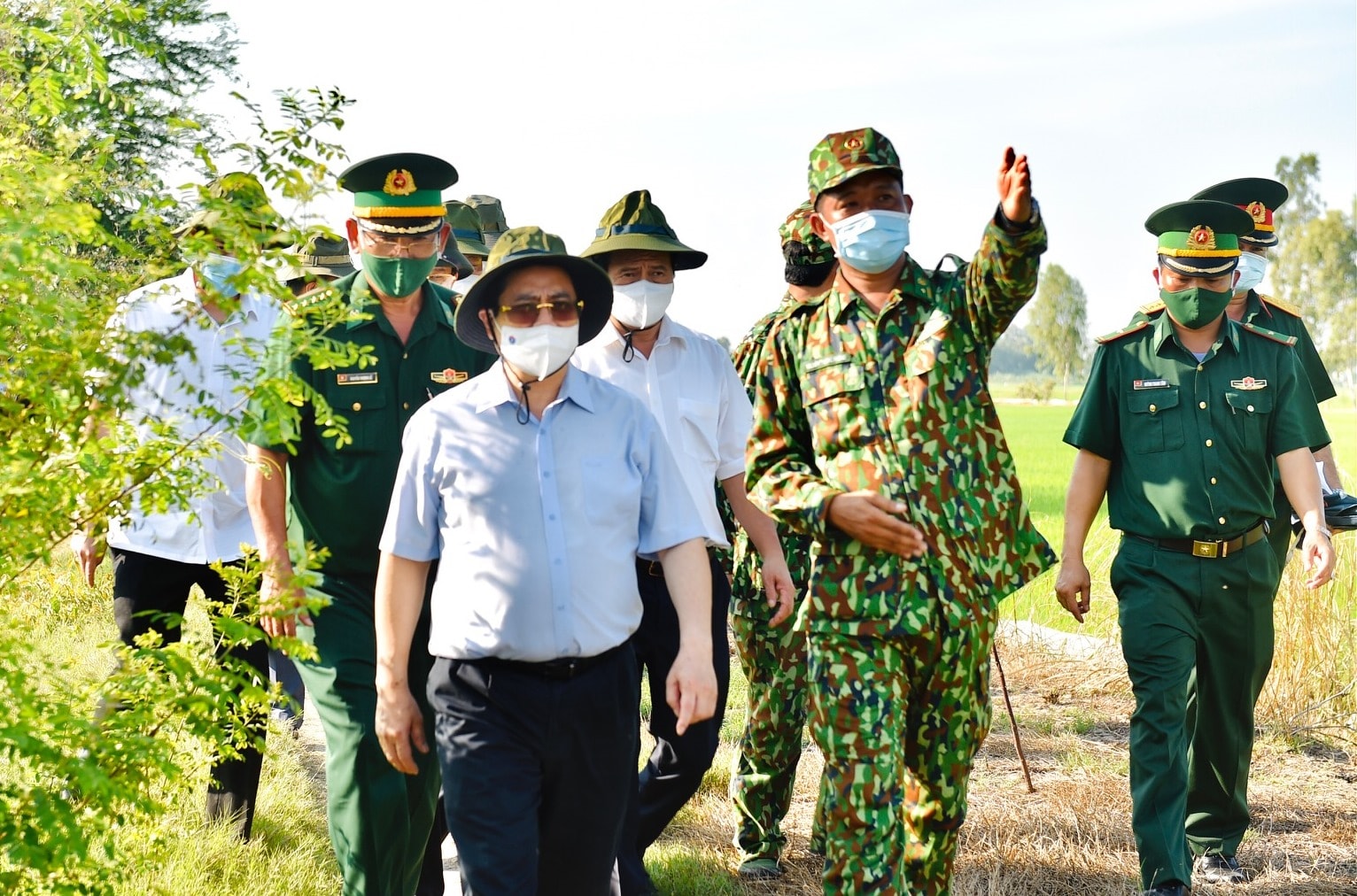 Thủ tướng Phạm Minh Chính kiểm tra công tác phòng, chống dịch COVID-19 trên tuyến biên giới Tây Nam, khu vực Đồn Biên phòng Vĩnh Ngươn, thành phố Châu Đốc, tỉnh An Giang.