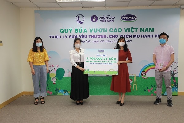 Đại diện Vinamilk trao bảng tượng trưng 1,7 triệu ly sữa của Quỹ sữa Vươn cao Việt Nam cho Đại diện Quỹ bảo trợ trẻ em Việt Nam.