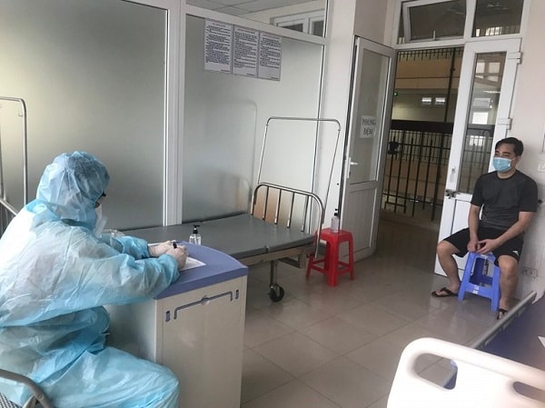 Lực lượng công an Hải Dương làm việc với đối tượng Đ.D.T tại bệnh viện nhiệt đới tỉnh Hải Dương