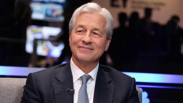 Jamie Dimon (sinh ngày 13/03/1956) là một tỷ phú, chủ tịch kiêm CEO của JP Morgan Chase – ngân hàng thương mại lớn nhất nước Mỹ có tài sản trị giá 2.600 tỷ USD.