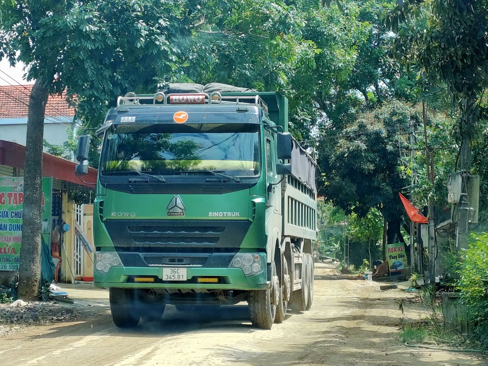 Các xe howo nối đuôi nhau vào ăn đất