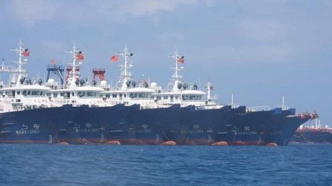 Tàu dân binh Trung Quốc dàn hàng gần đá Ba Đầu ngày 7/3. Ảnh: NTF-WPS