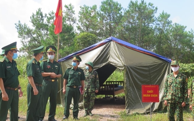 Ban Chỉ đạo quốc gia phòng, chống dịch Covid-19 kiểm tra thực địa tại Cửa khẩu quốc tế Bình Hiệp, thị xã Kiến Tường, tỉnh Long An. Ảnh: Hùng Tráng/https://nhandan.com.vn