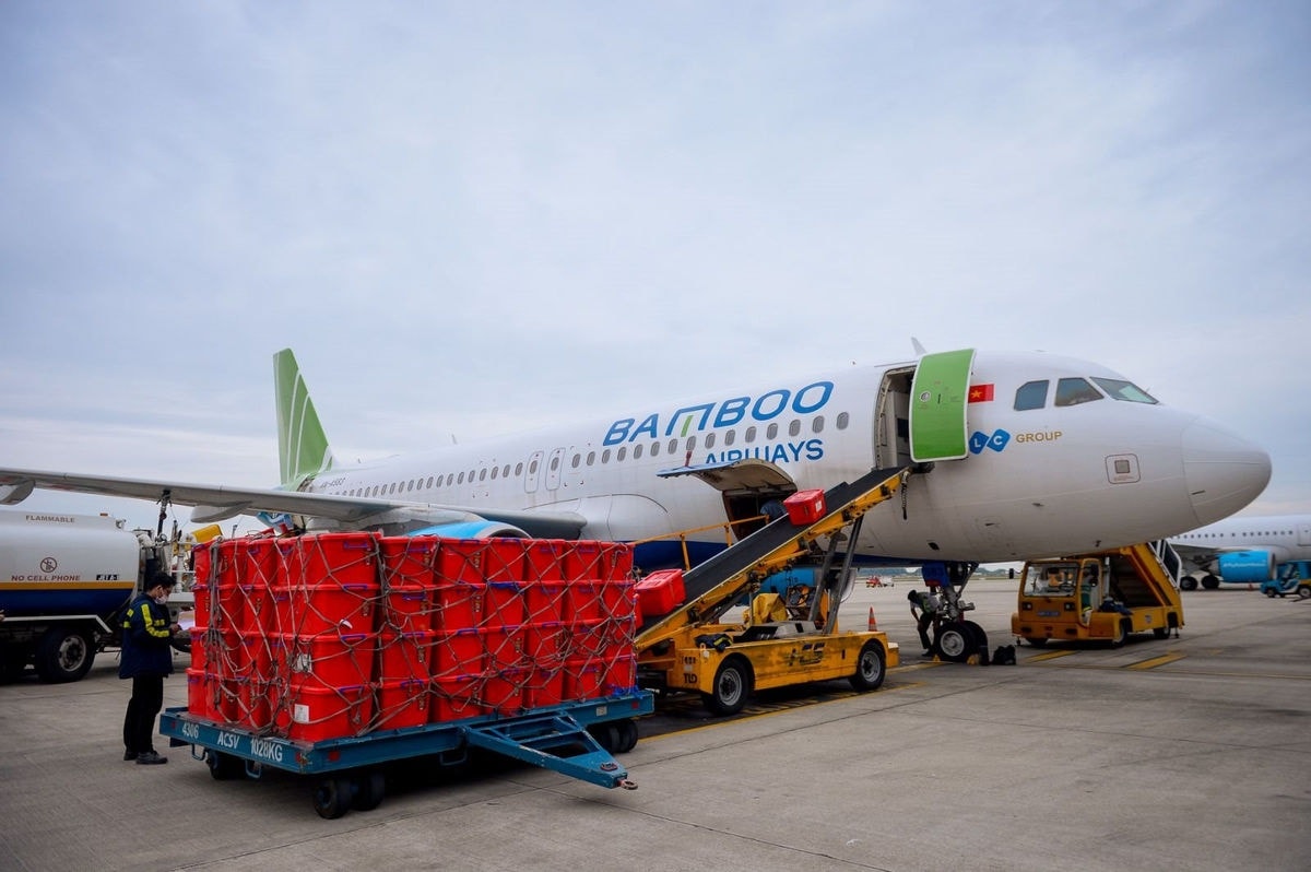 Ảnh 2: Bamboo Airways vận chuyển 100 tấn hàng hóa miễn cước hỗ trợ các địa phương khắc phục hậu quả lũ lụt