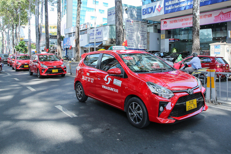 Mới đây, Vinasun chính thức ra mắt dòng xe taxi với nhận diện màu sắc mới - màu đỏ.