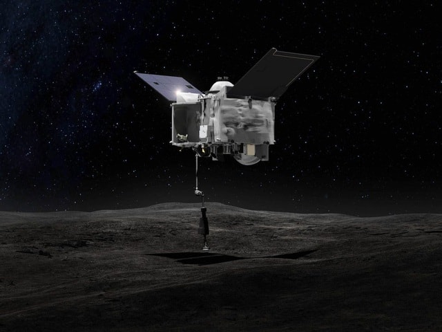 Hình ảnh đồ họa tàu OSIRIS-REx đang lấy mẫu vật trên bề mặt một tiểu hành tinh (ảnh: NASA Goddard).