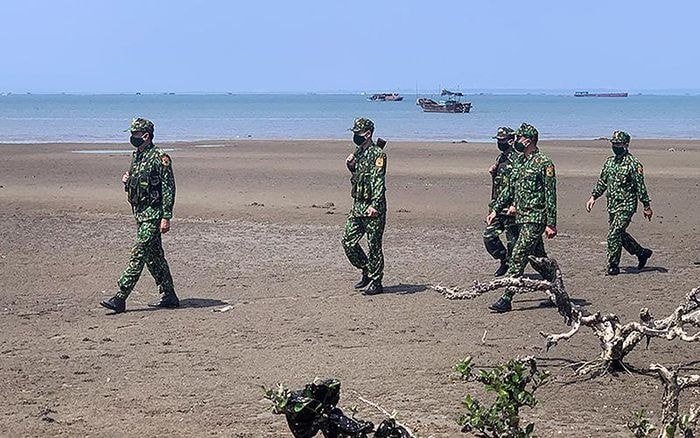 Cán bộ, chiến sĩ Đồn Biên phòng Trà Cổ (tỉnh Quảng Ninh) tuần tra kiểm soát tuyến biên giới trên biển nhằm ngăn chặn, xử lý tình trạng xuất, nhập cảnh trái phép.