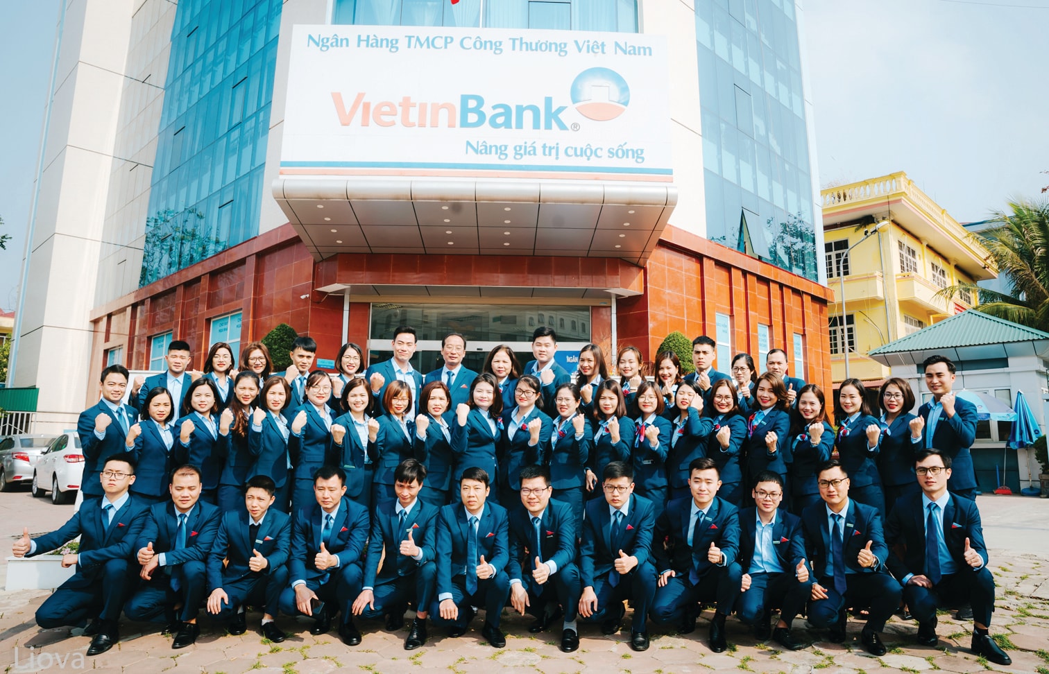  Bằng việc quyết liệt các giải pháp ngay từ đầu năm, tỉ lệ nợ xấu tính đến 31/12/2020 ở mức thấp 0,27%, và thời điểm 31/3/2021 giảm còn 0,26%. (Ảnh: Tập thể cán bộ, nhân viên Vietinbank Bắc Kạn)