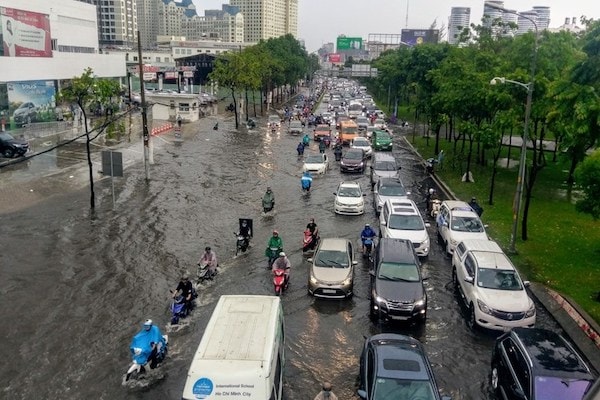 Hàng ngàn người dân TPHCM vất vả lội nước trên đường Nguyễn Hữu Cảnh, mỗi khi trời đổ cơn mưa 