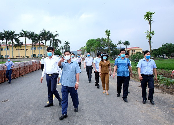 Ông Nguyễn Văn Tùng - Chủ tịch UBND TP Hải Phòng kiểm tra công tác xây dựng nông thôn mới kiểu mẫu tại huyện An Lão, TP Hải Phòng