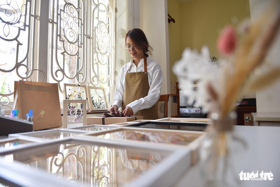 Chị Trinh đang hoàn tất các thủ tục để đưa sản phẩm lên sàn thương mại quốc tế - Ảnh: NGỌC PHƯỢNG