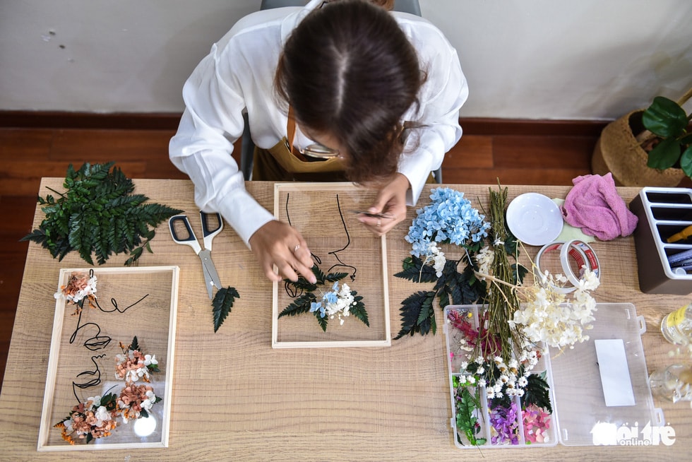 Dù gặp không ít khó khăn, nhưng chị Trinh vẫn rất tin tưởng dòng sản phẩm này trong tương lai sẽ được nhiều người biết đến - Ảnh: NGỌC PHƯỢNG