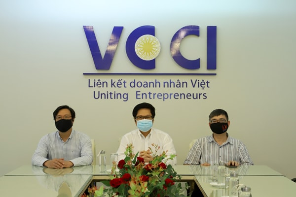 Chủ tịch VCCI Vũ Tiến Lộc cùng 