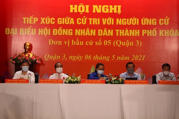 Các ứng cử viên Đại biểu HĐND TP.HCM Khóa X trong buổi tiếp xúc cử tri.