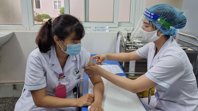 Tiêm vaccine phòng COVID-19 tại Hà Nội 