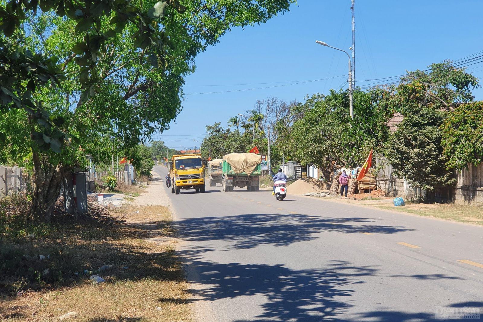 Phương tiên vận chuyển, đất đá lưu thông dày đặc trên tuyến đường ĐT 611.