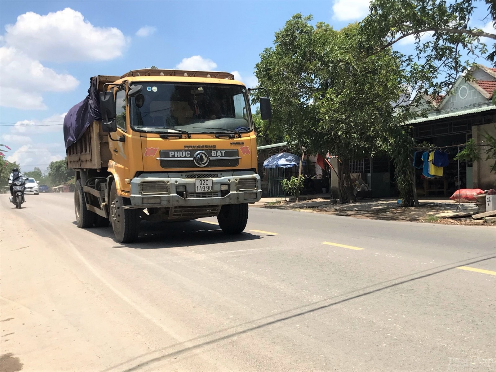 Chạy tranh thủ với tốc độ cao, bấm còi inh ỏi gây mất an toàn giao thông, ảnh hưởng đến các phương tiện khác.