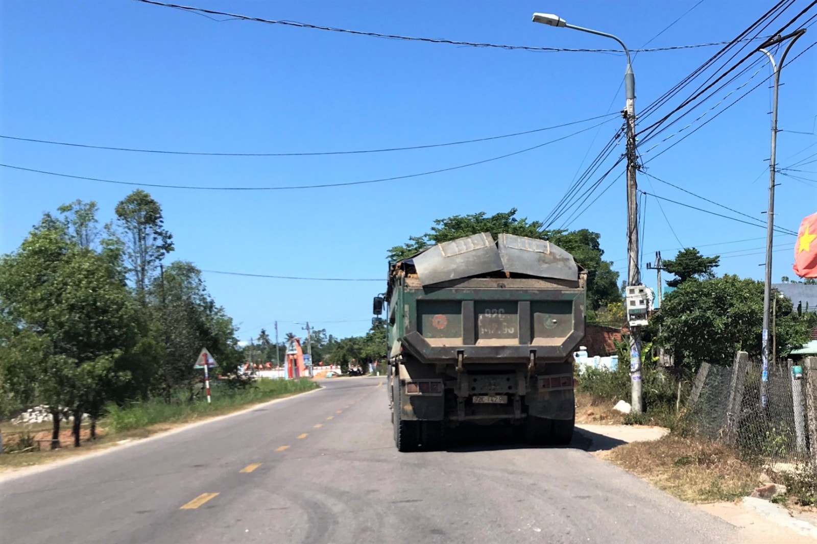 Hầu hết các phương tiện đều có dấu hiệu quả khổ, quá tải nhưng vẫn không thấy lực lượng chức năng xử lý.