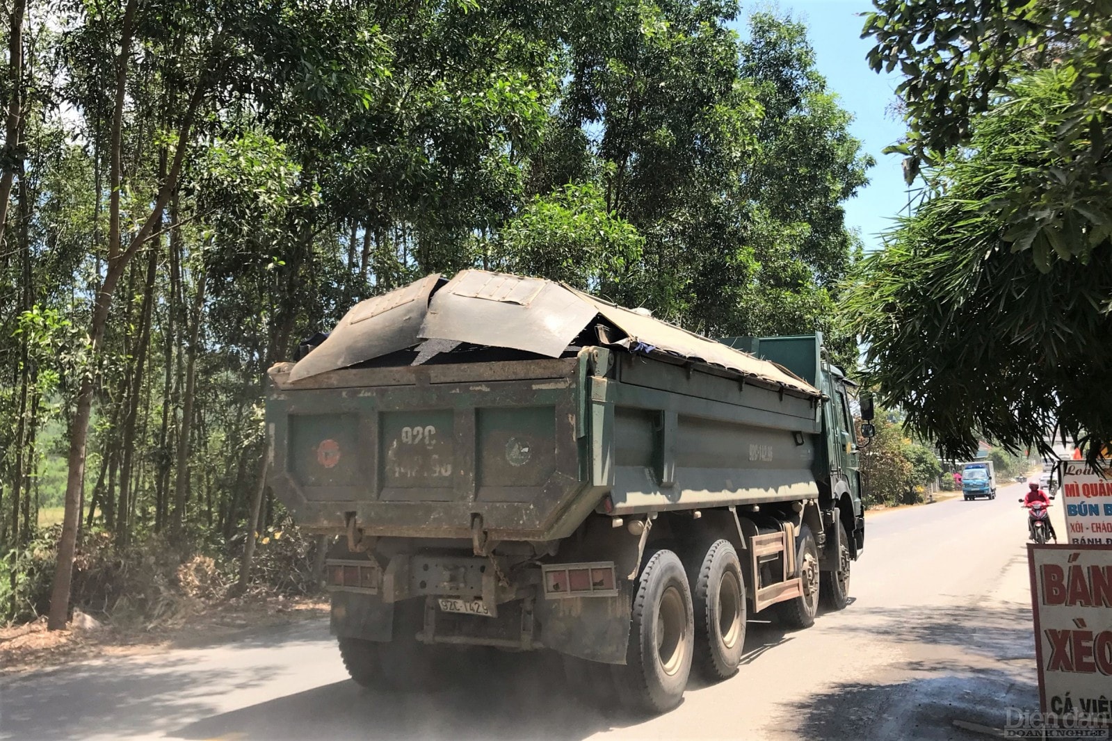 Ngoài các mỏ đất, đá tại xã Quê Mỹ, còn có nhiều phương tiện vận chuyển tại các mỏ khai thác khác trên địa bàn huyện Quế Sơn lưu thông trên tuyến đường này.