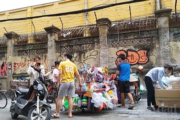 Chiều ngày 16/7, hoạt động mua, bán tại chợ tạm Thanh Hà vẫn diễn ra rất sôi nổi bất chấpp/“lệnh cấm.