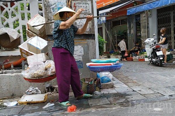 chủ gánh hàng rong nhanh chóng thu dọn gánh hàng để “trốn” các lực lượng chức năng…