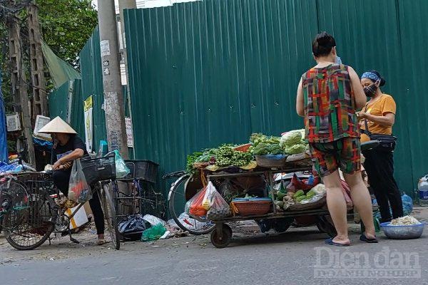 Nguy cơ lây nhiễm trong cộng đồng đang tồn tại trong chính những khu chợ cóc, chợ tạm này.