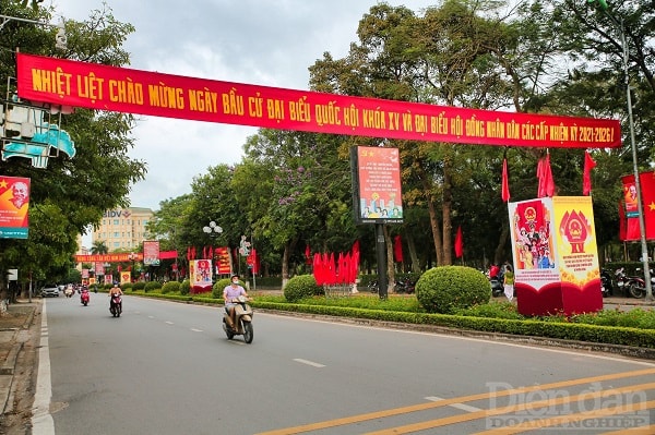 Phô phường được chăng các băng - giôn, phướn, các áp phích cổ động tạo không khí nô nức với người dân