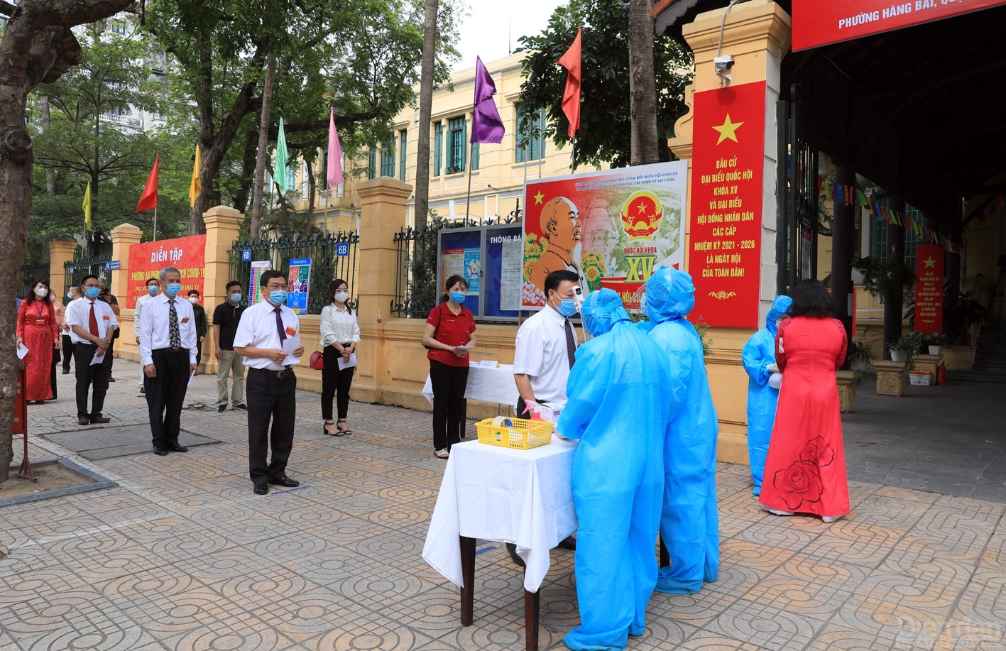 Thực hiện nghiêm công tác phòng, chống dịch bệnh Covid-19 trên địa bàn, đặc biệt tại các khu vực bỏ phiếu theo hướng dẫn tại Kế hoạch 538/KH-BYT ngày 22-4-2021 của Bộ Y tế, Kế hoạch số 6833/KH-SYT ngày 5-5-2021 của Sở Y tế Hà Nội.