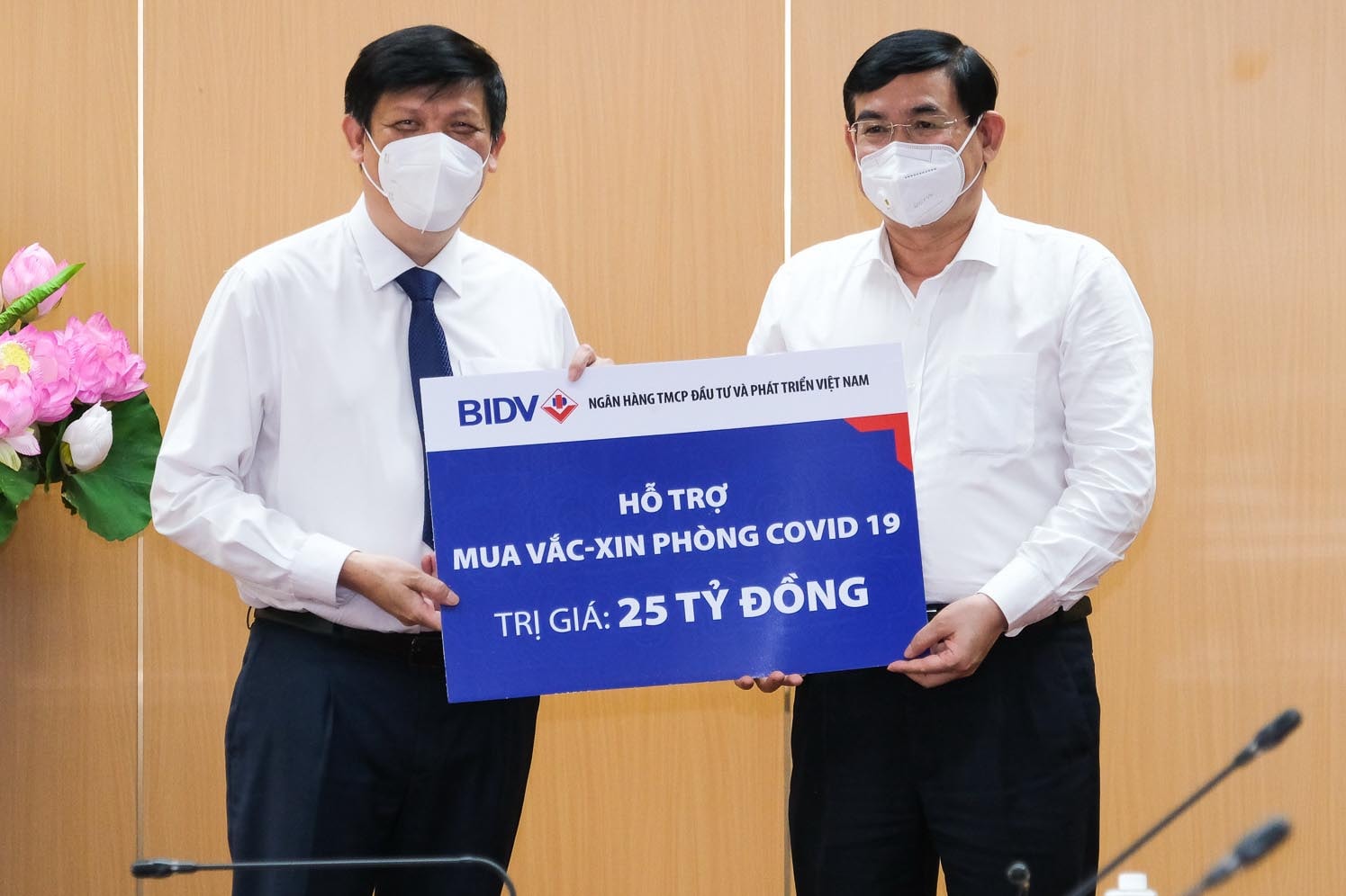 Ông Phan Đức Tú-Chủ tịch HĐQT BIDVBIDV trao biển hỗ trợ mua vắc xin cho Bộ Y tế 25 ngàn tỷ đồng