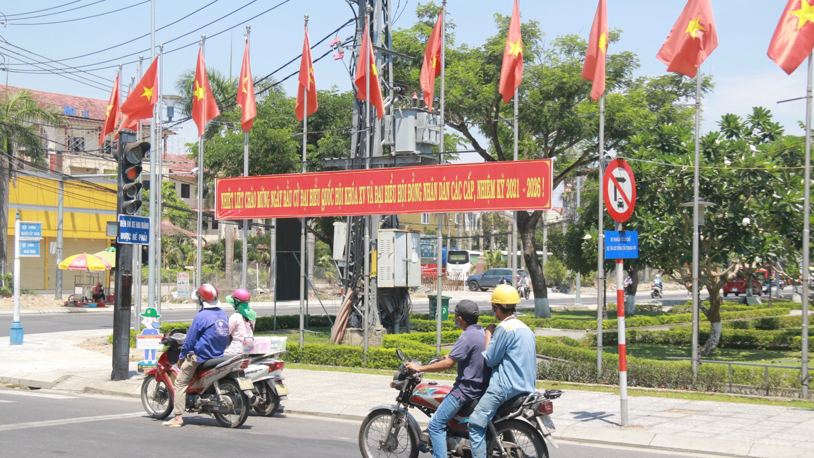 Banner, biểu ngữ được trưng bày khắp các tuyến phố chính.