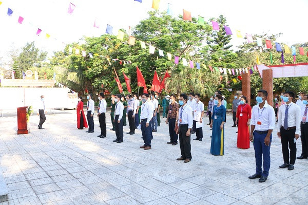 7h sáng ngày 22/5, sau lễ chào cờ, đại diện lãnh đạo huyện, tổ bầu cử thông báo lại nội quy, kiểm tra hòm phiếu công khai trước các cử tri và cho tiến hành bầu cử tại 6 điểm bầu cử trên huyện đảo Bạch Long Vỹ.