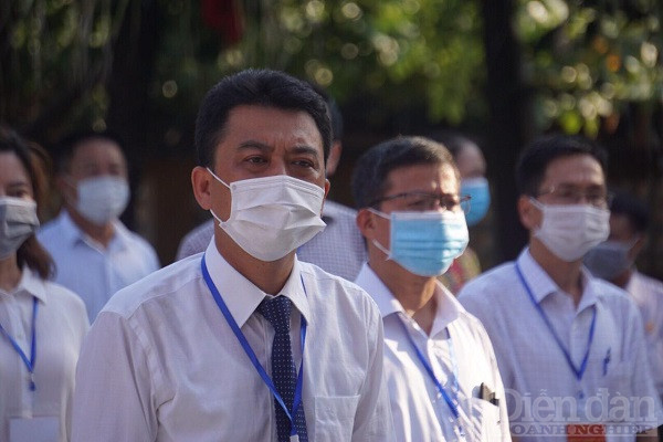 Ông Trần Quang Tường -Bí thư huyện ủy, Chủ tịch UBND huyện đảo Bạch Long Vỹ trong đoàn giám sát theo dõi công tasc tổ chức, điều hành bầu cử tại điểm bầu cử số 2.