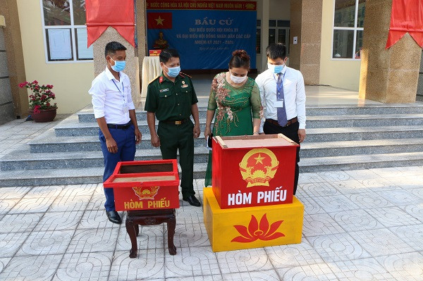 Đại diện các ban ngành lên bỏ phiếu thực hiện quyền công dân của mình, bầu ra những người có tài, đức.