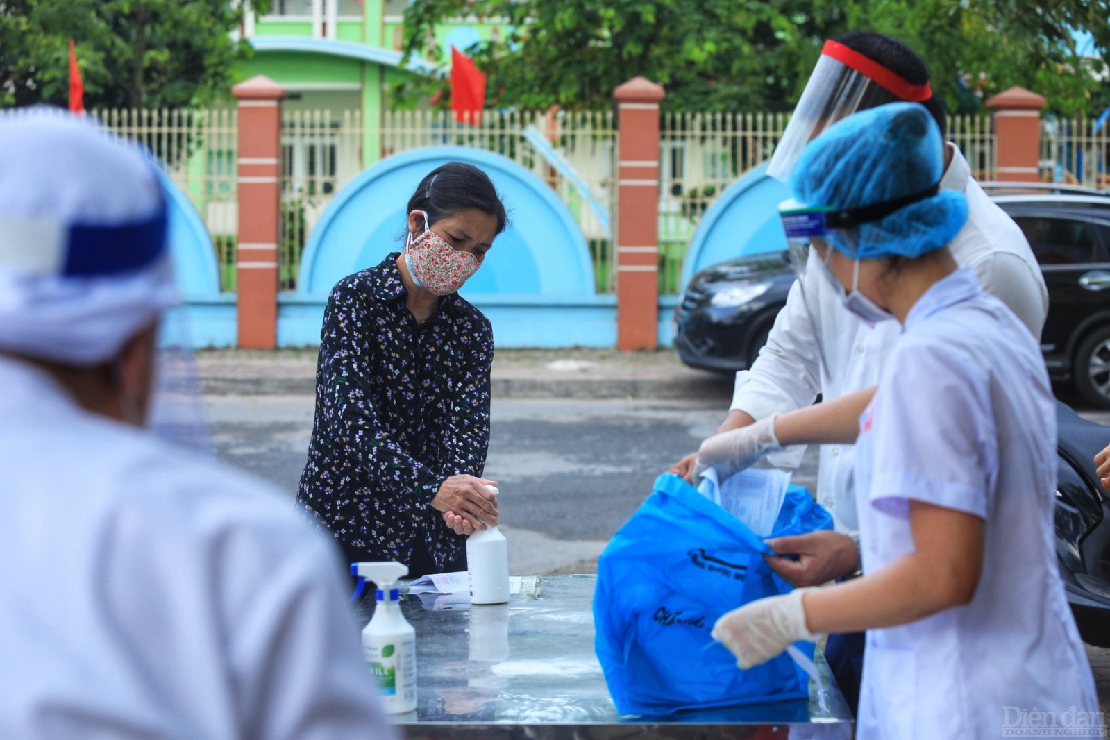 Công nhân đến sát khuẩn và đo thân nhiệt trước khi vào khu vực bỏ phiếu.