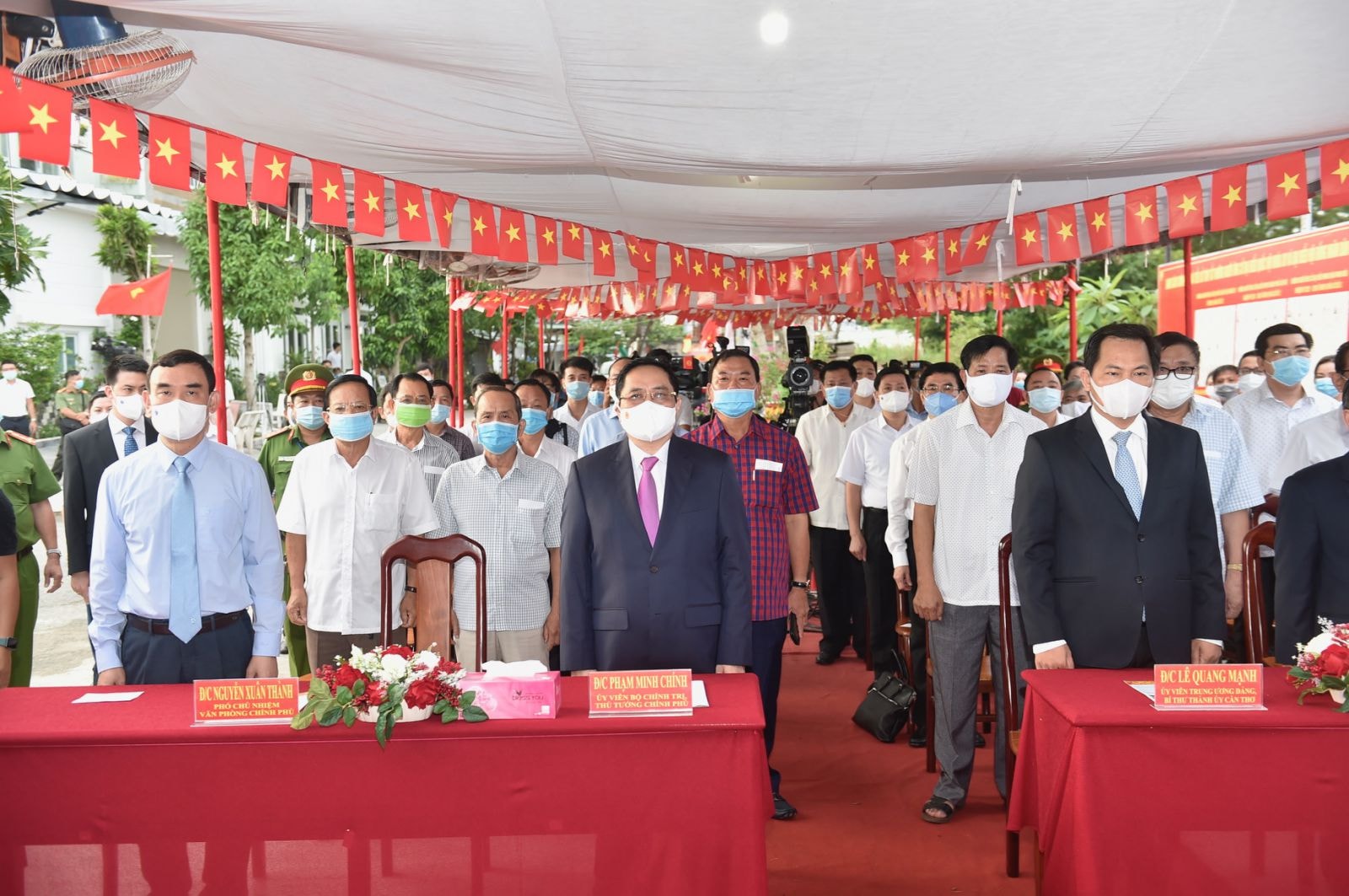 Thủ tướng Chính phủ Phạm Minh Chính cùng các đại biểu và cử tri thực hiện nghi thức chào cờ, khai mạc Ngày Bầu cử tại khu vực bỏ phiếu số 18, phường Cái Khế, quận Ninh Kiều, TP. Cần Thơ. Ảnh: VGP/Nhật Bắc