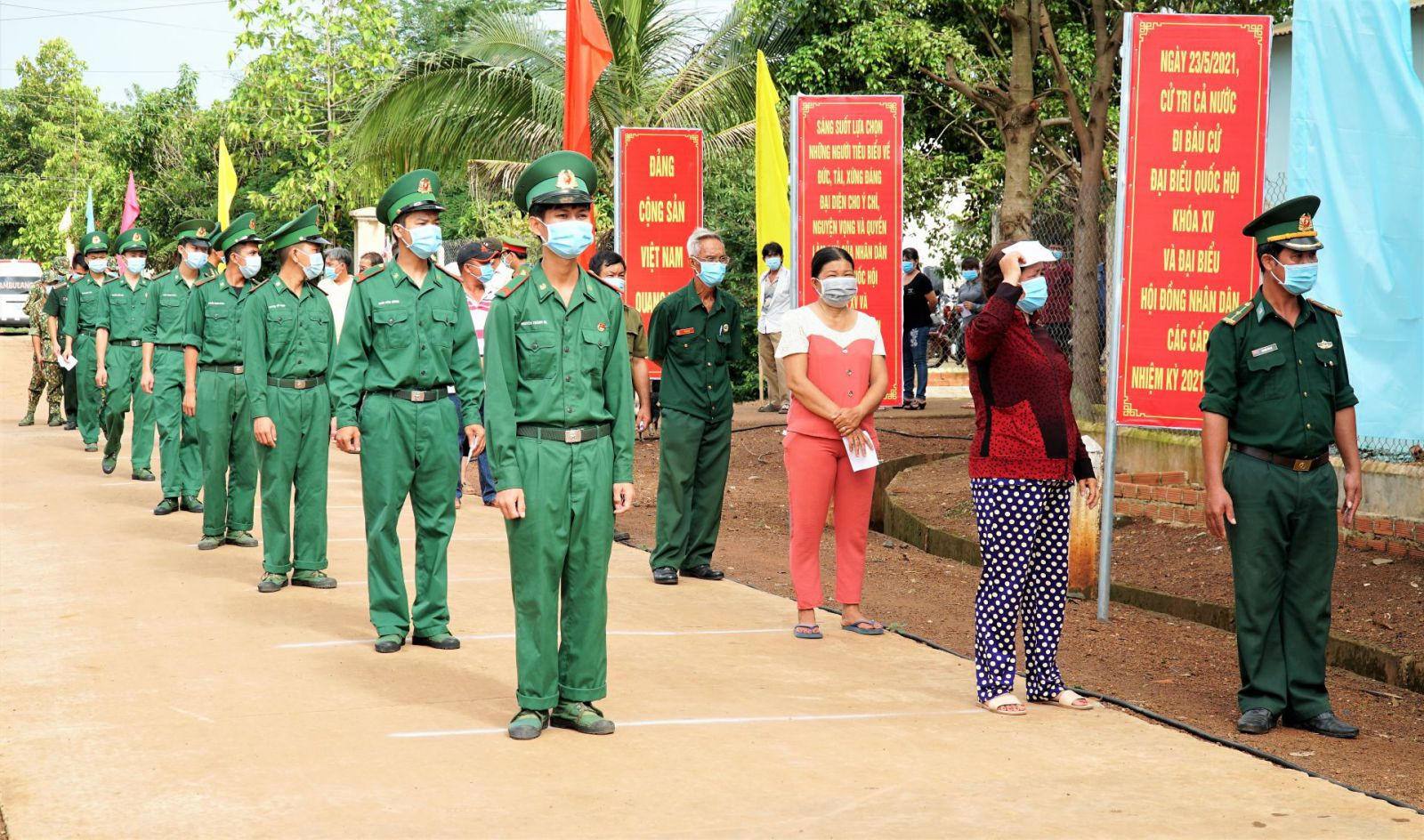 Cử tri Khu dân cư biên giới Chàng Riệc, ấp Tân Khai, xã Tân Lập, huyện Tân Biên chấp hành quy định phòng chống dịch, bảo đảm giãn cách.