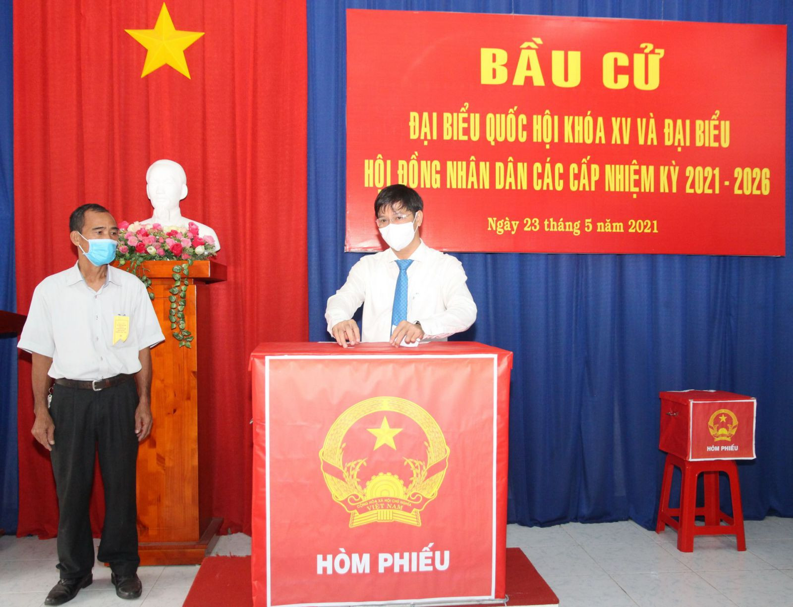 Bí thư Tỉnh uỷ - Chủ tịch HĐND tỉnh Nguyễn Thành Tâm bỏ lá phiếu đầu tiên tại khu vực bỏ phiếu 654.