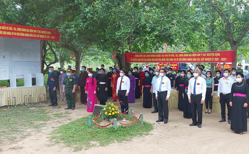 Đồng chí Vân Đình Thảo, Ủy viên Ban Thường vụ Tỉnh ủy, Giám đốc Sở Kế hoạch và Đầu tư và đồng chí Nguyễn Mạnh Tuấn, Tỉnh ủy viên, Phó Chủ tịch UBND tỉnh, Chủ tịch Ủy ban bầu cử tỉnh dự lễ khai mạc tại khu vực bỏ phiếu thôn Tân Lập, xã Tân Trào (Sơn Dương). 