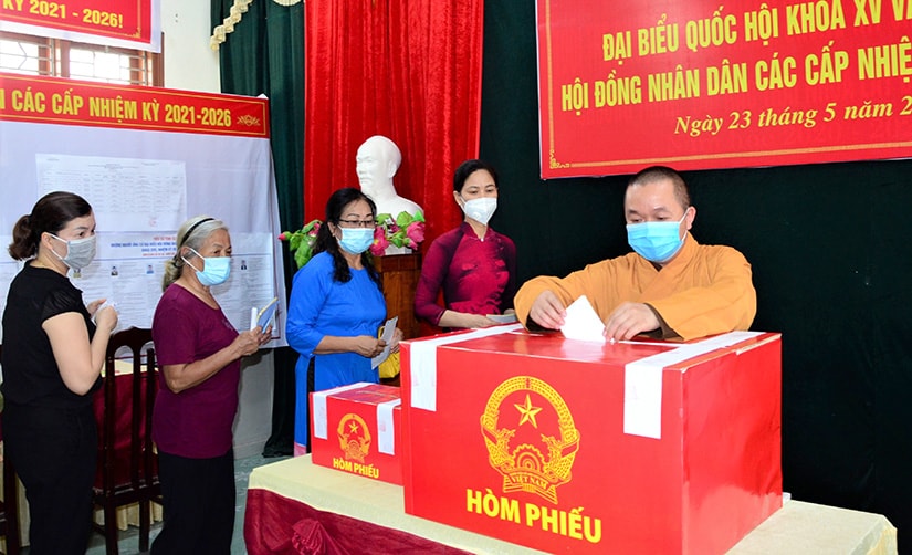 Đại đức Thích Thanh Phúc, Phó Trưởng Ban Thường trực Ban Trị sự Giáo hội Phật giáo tỉnh, Trụ trì chùa An Vinh tham gia bỏ phiếu tại khu vực bỏ phiếu số 3, phường Hưng Thành.