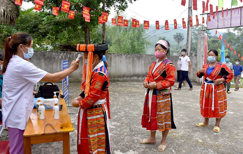 Cử tri thôn Thượng Minh, xã Hồng Quang (Lâm Bình) thực hiện tốt công tác phòng chống dịch khi đi bỏ phiếu.