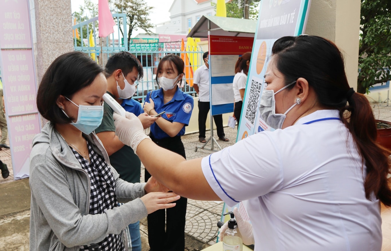 Kiểm tra thân nhiệt cho cử tri