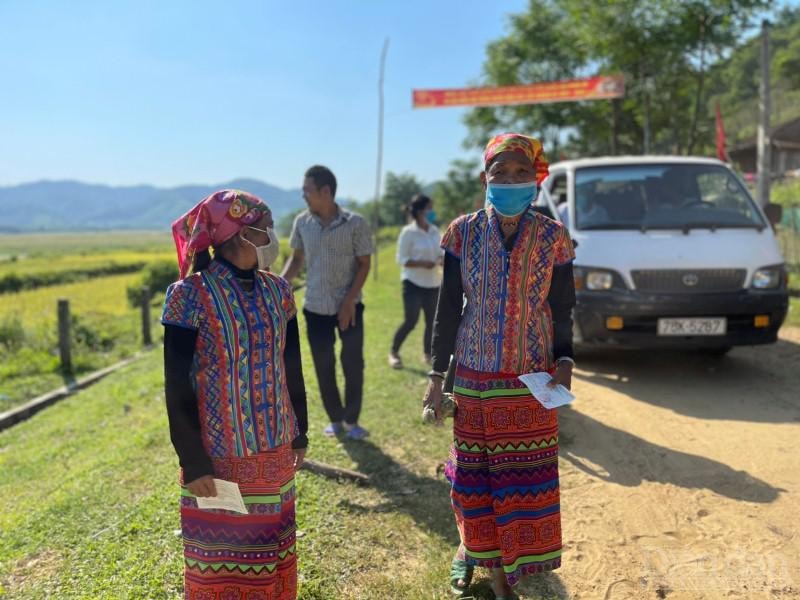 Đồng bào dân tộc Chứt phấn khởi cầm phiếu đi thực hiện quyền và nghĩa vụ công dân